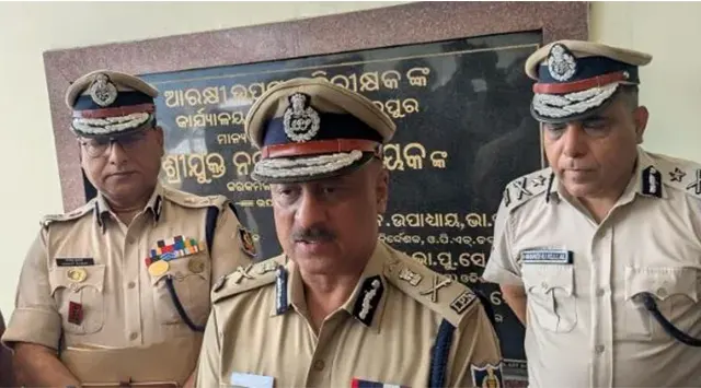 ସମ୍ବଲପୁରରେ ପୋଲିସ ଡିଜି : ସମାଜର ମୁଖ୍ୟ ସ୍ରୋତରେ ସାମିଲ ହେବାକୁ ମାଓବାଦୀଙ୍କୁ ଦେଲେ ଆହ୍ବାନ