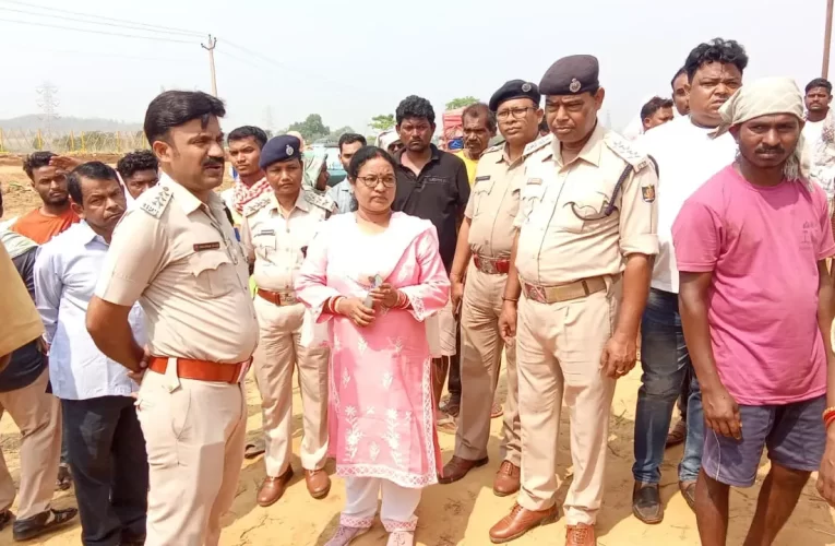 ପଡ଼ିରହିଛି ଏତୁଆ ଏକ୍କାଙ୍କ ଶବ, କ୍ଷତିପୂରଣ ଦାବିରେ ଧାରଣାରେ ବରକାନି ଗ୍ରାମବାସୀ