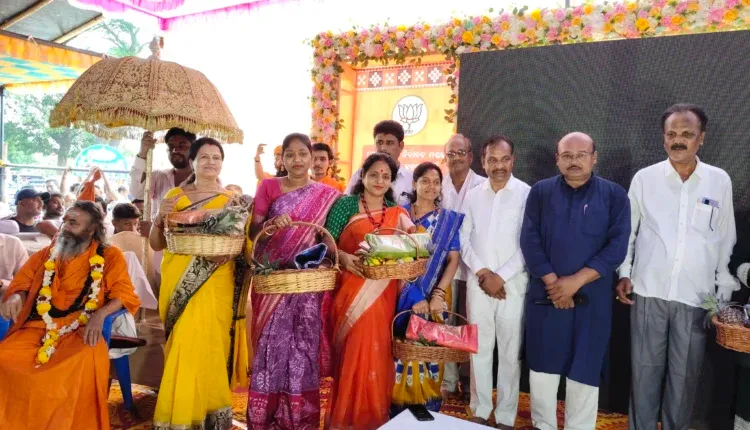 ମହିଳାଙ୍କୁ ସାବିତ୍ରୀ ଭାର ବାଣ୍ଟିଲେ ମନ୍ତ୍ରୀ ବିଭୂତି ଭୂଷଣ ଜେନା