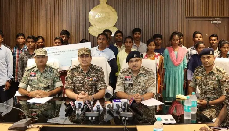 ପୁଣି ଆତ୍ମସମର୍ପଣ କଲେ ୨୪ ମାଓବାଦୀ