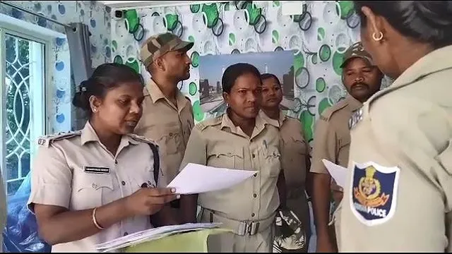 ଗାଁରେ ବାଂଲାଦେଶୀ ଅନୁପ୍ରବେଶକାରୀ ସନ୍ଦେହରେ ଚଢାଉ, ଭଡ଼ାରେ ରଖୁଥିବା ମାଲିକଙ୍କ ପରିଚୟ ପତ୍ର ଯାଞ୍ଚ