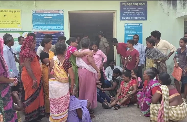 ରକ୍ତ ଅଭାବରୁ ନାବାଳକର ମୃତ୍ୟୁ ! ନ୍ୟାୟ ଦାବିରେ ଧାରଣାରେ ବସିଲେ ପରିବାର