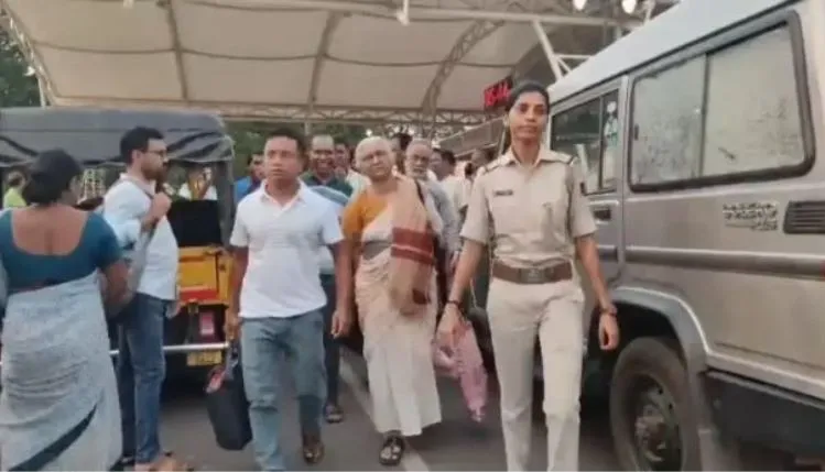 ବିଶିଷ୍ଟ ପରିବେଶବିତ୍‌ ମେଧା ପାଟେକରଙ୍କୁ ରେଲୱେ ଷ୍ଟେସନରୁ ଉଠାଇ ନେଲା ପୋଲିସ