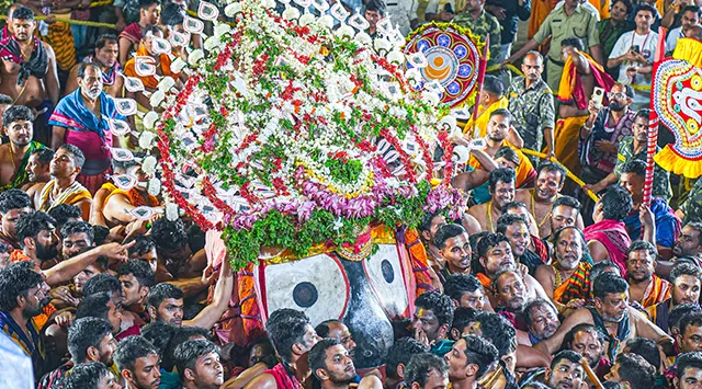 ଟାହିଆ ହଲାଇ ଝୁଲି ଝୁଲି ଜନ୍ମବେଦୀରେ ପହଞ୍ଚିଲେ ତିନିଠାକୁର