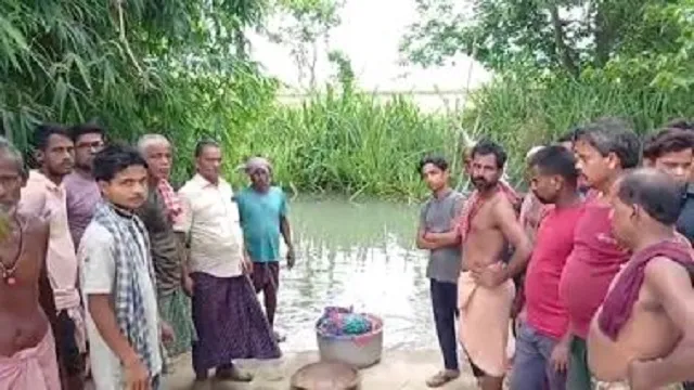 ଗାଧୋଇବା ବେଳେ ଝିଅ ଆଗରେ ମାଆକୁ ଝାମ୍ପିନେଲା କୁମ୍ଭୀର