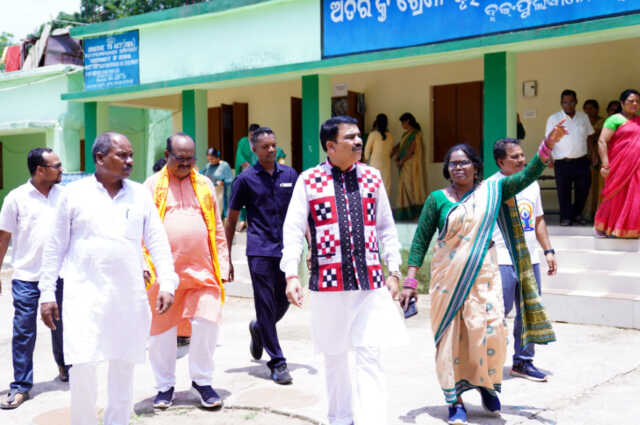 ୩୭୮ ପଞ୍ଜୀକୃତ ଛାତ୍ରୀଙ୍କ ମଧ୍ୟରୁ ମାତ୍ର ୫ଜଣ ସ୍କୁଲରେ ଉପସ୍ଥିତ: ଭର୍ତ୍ସନା ‌କଲେ ମନ୍ତ୍ରୀ