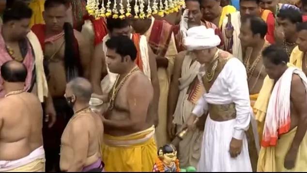 ସୁବର୍ଣ୍ଣ ଖଡ଼ିକାରେ ଛେରାପହଁରା କଲେ ଗଜପତି ମହାରାଜ