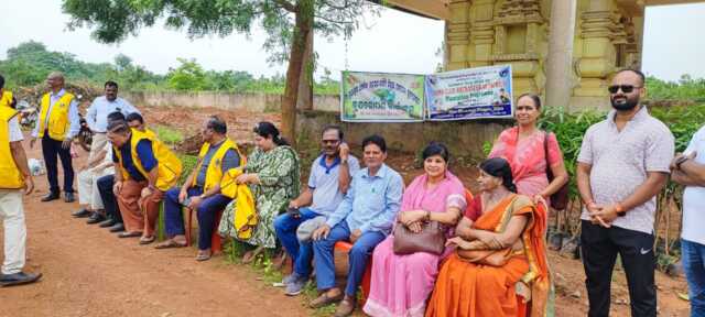 ସିଜୁଆରେ ସବୁଜିମା ସୃଷ୍ଟି ପାଇଁ ମିଳିତ ପ୍ରୟାସ: ଲାୟନ୍ସ କ୍ଲବ ଓ ମା ଭୁଆସୁଣୀ କମିଟି ପକ୍ଷରୁ ବୃକ୍ଷରୋପଣ