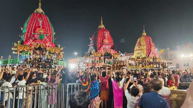 ସିଂହଦ୍ଵାର ସମ୍ମୁଖରେ ତିନି ରଥ