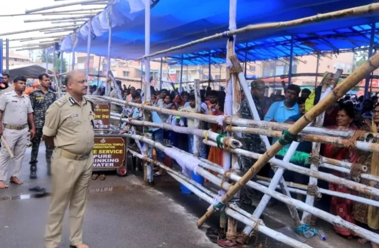 ଶ୍ରୀଗୁଣ୍ଡିଚା ମନ୍ଦିରରେ ପୋଲିସ ଡିଜି; ଜନ୍ମବେଦୀରେ ଶ୍ରୀଜିଉଙ୍କ ଶୃଙ୍ଖଳିତ ଦର୍ଶନର କଲେ ତଦାରଖ