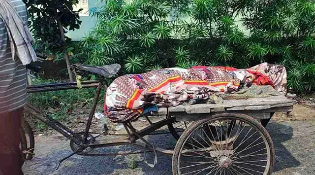 ଟଲି ମାଗି ଝିଅର ମୃତଦେହକୁ ଡାକ୍ତରଖାନା ନେଲେ ବାପା