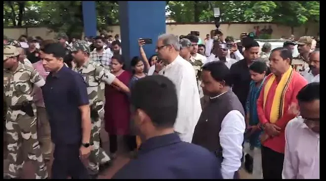 ଦିଲ୍ଲୀରୁ ଫେରି ଏମ୍ସ ଯାଇ ବାଲେଶ୍ୱର ପୀଡ଼ିତା ଛାତ୍ରୀଙ୍କୁ ଭେଟିଲେ ମୁଖ୍ୟମନ୍ତ୍ରୀ