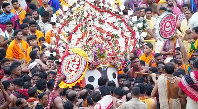 ଶ୍ରୀମନ୍ଦିର ସାମ୍ନାରେ ପହଞ୍ଚିଲେ ବଳଭଦ୍ର ଓ ଦେବୀ ସୁଭଦ୍ରା, ପୋଡ଼ପିଠା ଖାଇ ଶ୍ରୀମନ୍ଦିର ଅଭିମୁଖେ ବାହାରିଲେ ମହାପ୍ରଭୁ