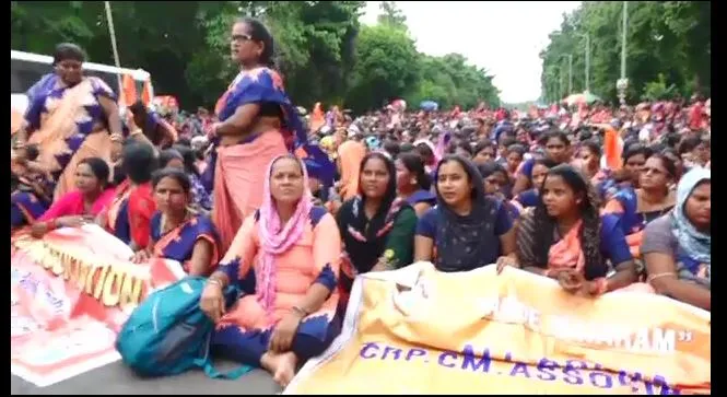 ଲୋୟର ପିଏମଜିରେ ଗର୍ଜିଲେ ମିଶନ ଶକ୍ତି ସଦସ୍ୟା, ପାଞ୍ଚ ଦଫା ଦାବି ନେଇ ରାଜରାସ୍ତାରେ