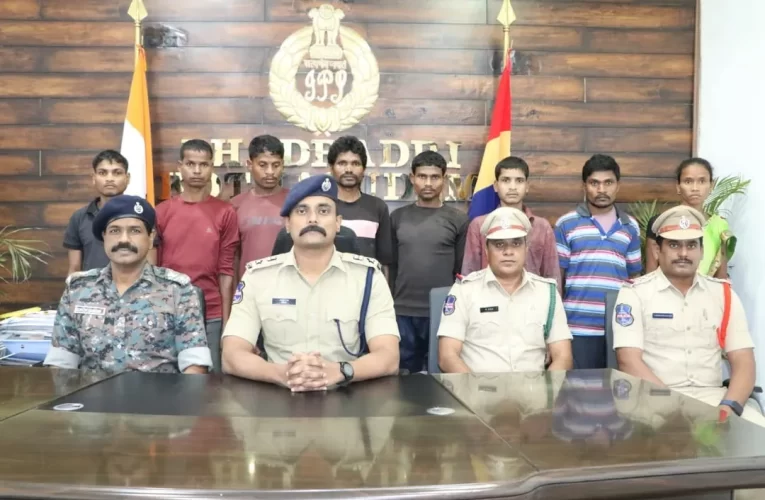 ଆତ୍ମସମର୍ପଣ କଲେ  ୮ ନକ୍ସଲ