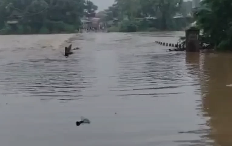 ପୋଟେରୁ ଓ କାଙ୍ଗୋରୁକୋଣ୍ଡା ପୋଲ ଉପରେ ୪ ଫୁଟ୍ ପାଣି, ଯାତାୟତ ଠପ୍