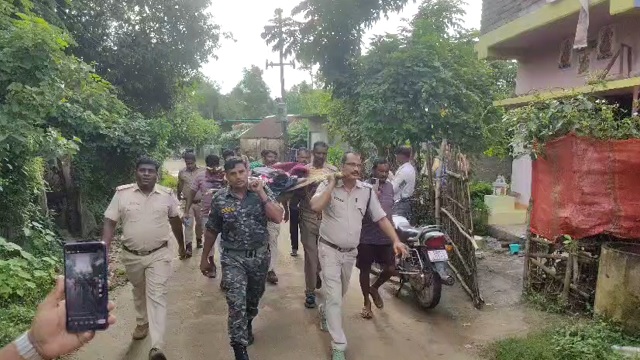 ମାନବିକତା ଦେଖାଇଲେ ପୋଲିସ ବାବୁ: କାନ୍ଧରେ ନେଇ ମହିଳାଙ୍କ ଶବସତ୍କାର କଲେ