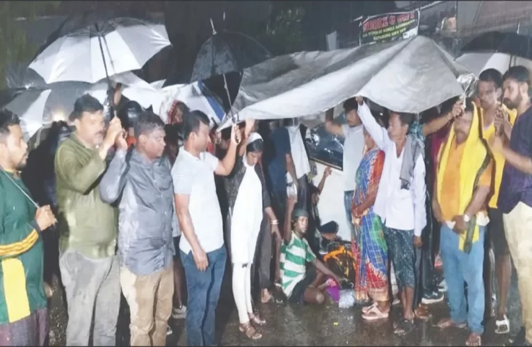ବିଦ୍ୟୁତ୍‌‌ଖୁଣ୍ଟ ତାର ଲାଗି ଜଳିଗଲେ ଛାତ୍ର: ବାଲିପାଟଣା ଛକରେ ମୃତଦେହ ରଖି ରାସ୍ତାରୋକ