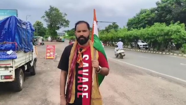 ୨୪ ଘଣ୍ଟିଆ ସ୍ବାସ୍ଥ୍ୟ ସେବା ଦାବିରେ ୨୭୦ କିଲୋମିଟର ପଦଯାତ୍ରା, ମୁଖ୍ୟମନ୍ତ୍ରୀଙ୍କୁ ଭେଟି ସମସ୍ୟା ଜଣାଇବେ ଯୁବକ