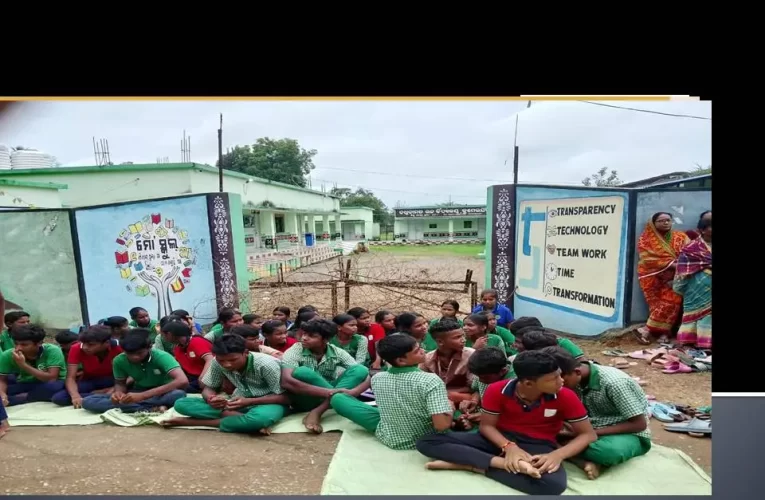 ଶିକ୍ଷକମାନଙ୍କ ଗଣ୍ଡଗୋଳକୁ ନେଇ ପାଠପଢା ଠପ, ରାସ୍ତାକୁ ଓହ୍ଲାଇଲେ ଛାତ୍ରଛାତ୍ରୀ