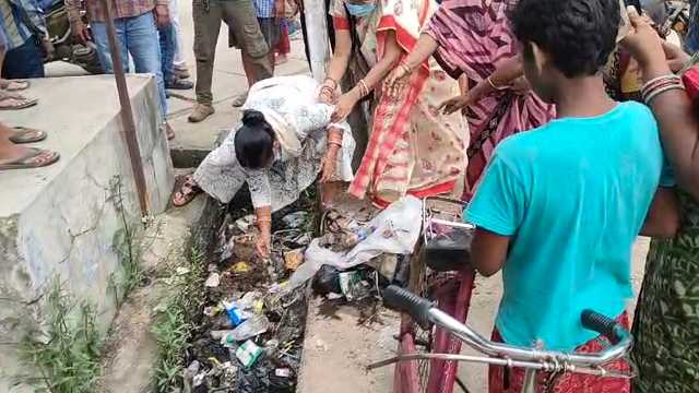 ଡ୍ରେନ୍‌ ସଫା କଲେ ବିଡିଓ