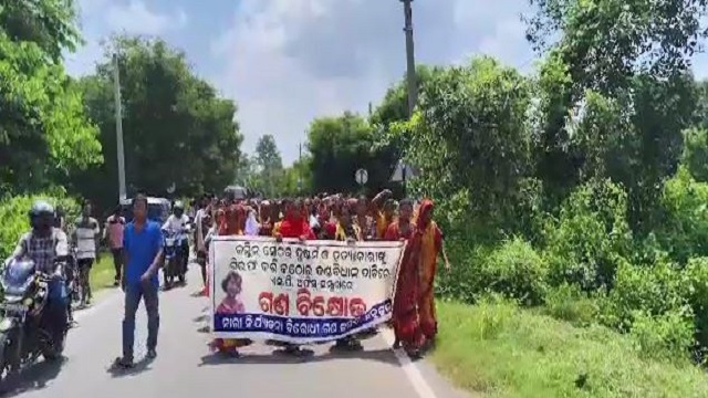 ଝିଅକୁ ନ୍ୟାୟ ଦାବିରେ ୧୦ କିଲୋମିଟର ଚାଲିଲେ ମାଆ 