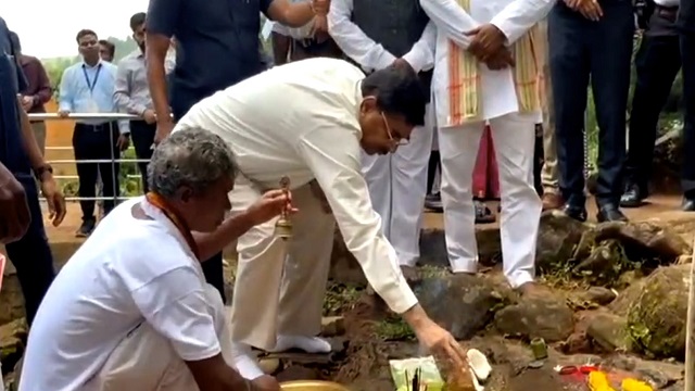 ବଣ୍ଡା ଘାଟି ଗସ୍ତ କଲେ ରାଜ୍ୟପାଳ, ସୀତାକୁଣ୍ଡ ଉନ୍ନତି ପାଇଁ ଜିଲ୍ଲାପାଳଙ୍କୁ ନିର୍ଦ୍ଦେଶ