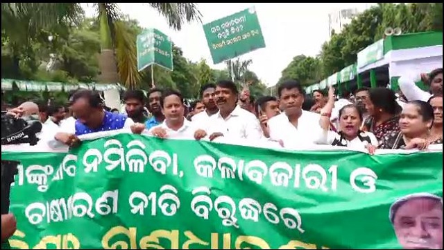 ରାଜ୍ୟରେ ସାର ସମସ୍ୟାର ସମାଧାନ ଦାବିରେ ବିଜେଡିର ଧାରଣା
