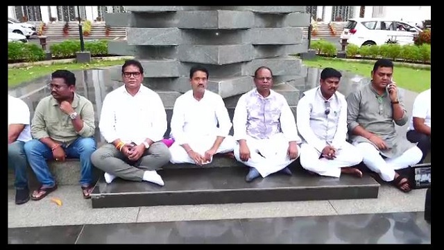 କଂଗ୍ରେସର ଅନାସ୍ଥା ନୋଟିସ୍ ଅଗ୍ରାହ୍ୟ, କକ୍ଷତ୍ୟାଗ କଲେ ଦଳୀୟ ନେତା