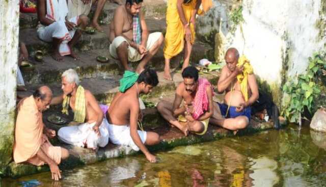ପିତୃପୁରୁଷଙ୍କୁ ପିଣ୍ଡଦେବାକୁ ବିଭିନ୍ନ ତୀର୍ଥ ପୁଷ୍କରିଣୀରେ ଭିଡ