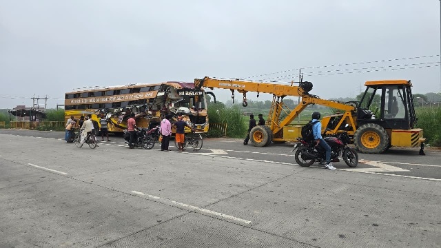 ଟ୍ରଲର ସହିତ ଧକ୍କା ହେଲା ବସ୍, ୪ ମୃତ, ଅନେକ ଆହତ
