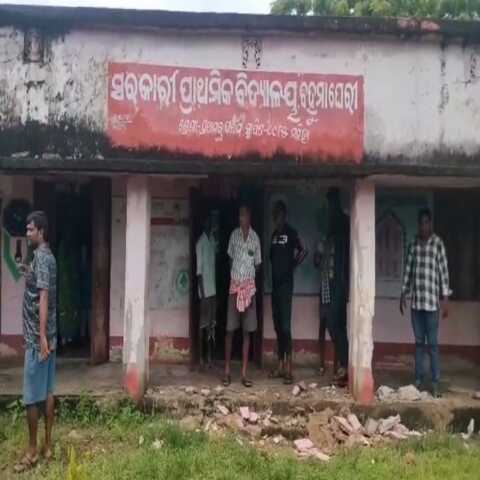 ସ୍କୁଲରେ ଗୁରୁଦିବସ ପାଳନ ଚାଲିଥିବା ବେଳେ ଛାତରୁ ଖସିଲା ପ୍ଲାଷ୍ଟର, ୩ ଛାତ୍ରୀ ଗୁରୁତର