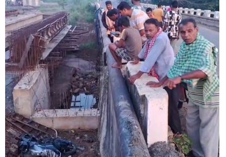 ପୋଲ ତଳକୁ ଖସିଲା ବାଇକ୍: ଯୁବକ ମୃତ