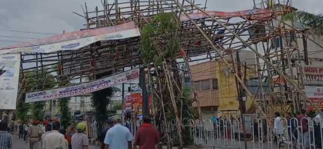 କଲେଜ ଛକରେ ଭୁଶୁଡିଲା ଗେଟ୍: ରାଜାବଗିଚାରେ ଭାଙ୍ଗିଲା ତାଜା, ୩ ଆହତ