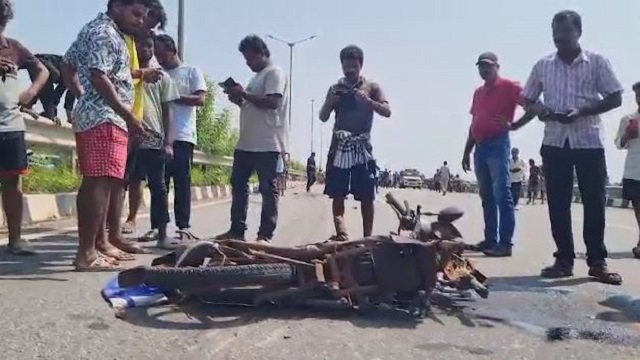 ବାଇକକୁ ଧକ୍କା ଦେଲା ଟ୍ରକ, ୨ ଶିଶୁ ସମେତ ୩ ମୃତ