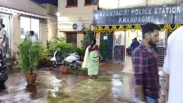 ଭୁବନେଶ୍ବରରେ  ରାବଣ ପୋଡ଼ି ବେଳେ ୫୦୦ରୁ ଅଧିକ ମୋବାଇଲ ଚୋରି, ଅଭିଯୋଗ ପାଇଁ ଥାନାରେ ଭିଡ଼