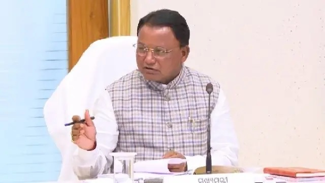 ସରପ୍ରାଇଜ ଭିଜିଟ କରି ସରକାରୀ ଅଧିକାରୀଙ୍କ କାମ ତଦାରଖ କଲେ ମୁଖ୍ୟମନ୍ତ୍ରୀ