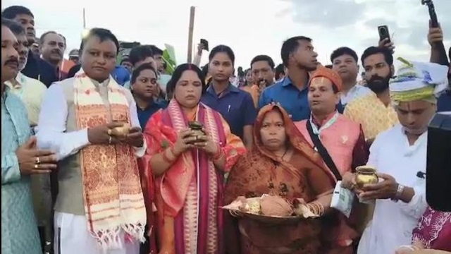 ପତ୍ନୀଙ୍କ ସହ ଛଟ୍ ପୂଜାରେ ସାମିଲ ହେଲେ ମୁଖ୍ୟମନ୍ତ୍ରୀ
