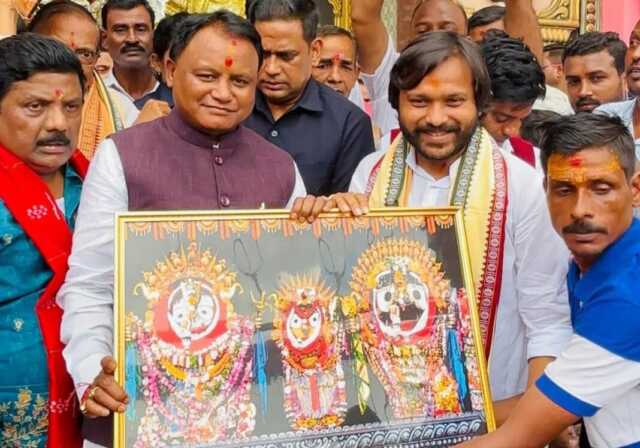 କଟକରେ ବିଭିନ୍ନ ପୂଜାମଣ୍ଡପରେ ମାଆଙ୍କୁ ଦର୍ଶନକଲେ ମୁଖ୍ୟମନ୍ତ୍ରୀ