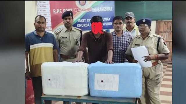 ଭୁବନେଶ୍ୱର ରେଳ ଷ୍ଟେସନରୁ ଗଞ୍ଜେଇ ବେପାରୀ ଗିରଫ, ଟୁରିଷ୍ଟ ବେଶରେ କରୁଥିଲେ ବେପାର