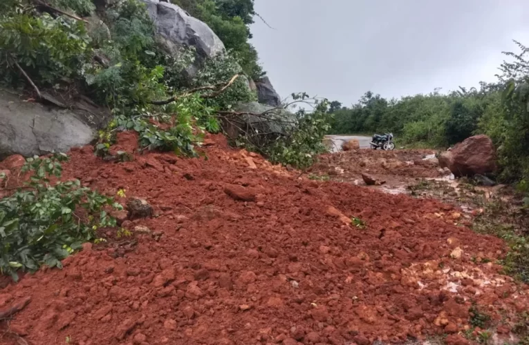 ମାଟି ଅତଡା ଧସି ୨୦ଆଦିବାସୀ ଗ୍ରାମକୁ ଯାତାୟତ ଠପ୍