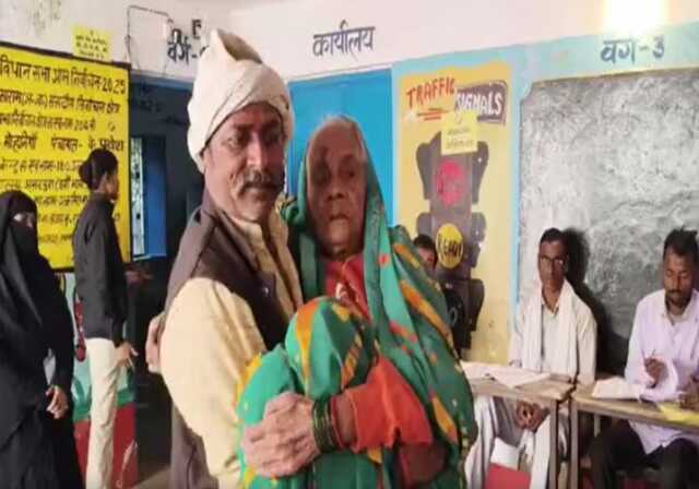 ଖଟିଆରେ ଆସି ଭୋଟ ଦେଲେ ୧୧୦ ବର୍ଷୀୟା ବୃଦ୍ଧା