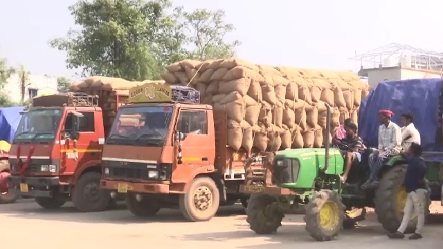 ମଣ୍ଡିରେ ପଡ଼ିରହିଛି ଧାନ, ଚାଷୀ ଅସନ୍ତୁଷ୍ଟ