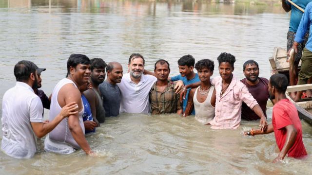 ମାଛ ଧରିବା ପାଇଁ ପୋଖରୀକୁ ଡେଇଁଲେ ରାହୁଲ!