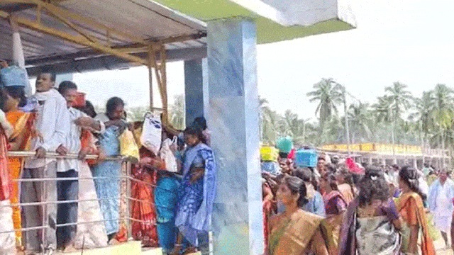 ଦଳାଚକଟା ପରେ ଶ୍ରୀକାକୁଲମ ଭେଙ୍କଟେଶ୍ବର ସ୍ବାମୀ ମନ୍ଦିରରେ ଶ୍ରଦ୍ଧାଳୁଙ୍କ ପ୍ରବେଶ ମନା