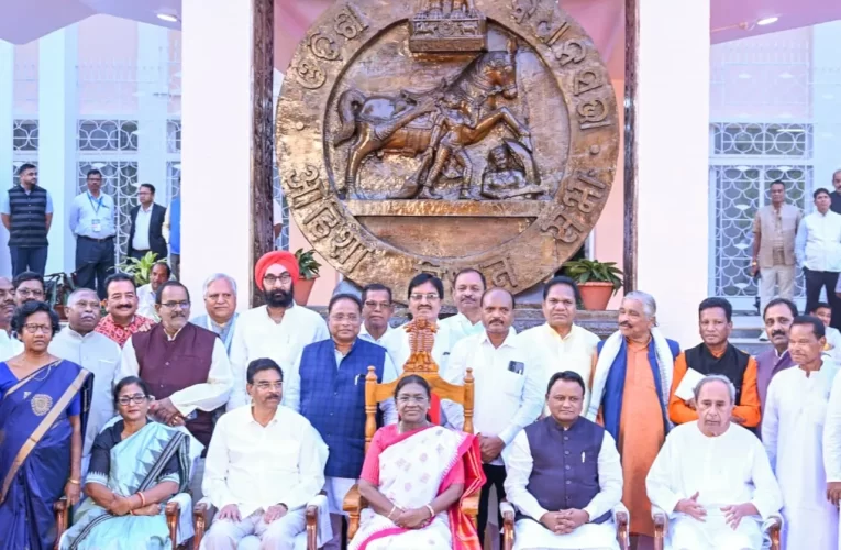 ମହାମହିମଙ୍କ ସହ ବସି ଫଟୋ ଉଠାଇଲେ ମୁଖ୍ୟମନ୍ତ୍ରୀ ଓ ବିରୋଧୀ ଦଳ ନେତା