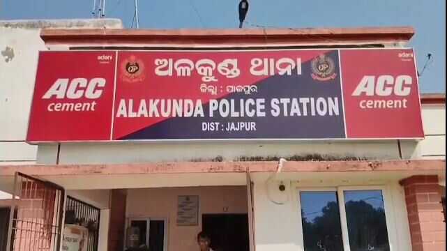 ଏଏସଆଇଙ୍କୁ ଚାପୁଡ଼ା ମାରିଲେ ଆଇଆଇସି: ଦୁହିଁଙ୍କୁ ବଦଳି କଲେ ଏସପି