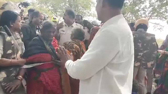କେନାଲ ଖୋଳାକୁ ନେଇ ପ୍ରଶାସନ-ଗ୍ରାମବାସୀ ଧସ୍ତାଧସ୍ତି, ୪୦ ଜଣକୁ ଉଠାଇଲା ପୋଲିସ
