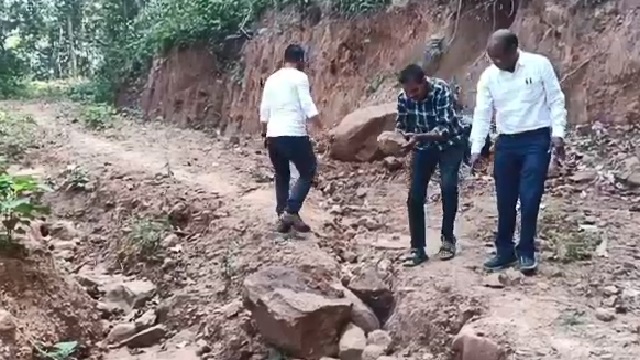 ୫ କିମି ବାଟ ଚାଲି ଲୋକଙ୍କ ସମସ୍ୟା ବୁଝିଲେ ବିଡିଓ