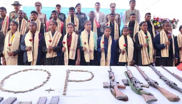 ଅସ୍ତ୍ରଶସ୍ତ୍ର ସହ ଆତ୍ମସମର୍ପଣ କଲେ ୨୨ ହାର୍ଡକୋର ମାଓବାଦୀ